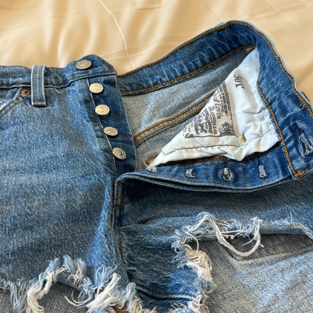 Women’s Levi’s 501 button fly denim shorts - Picture 2 of 8